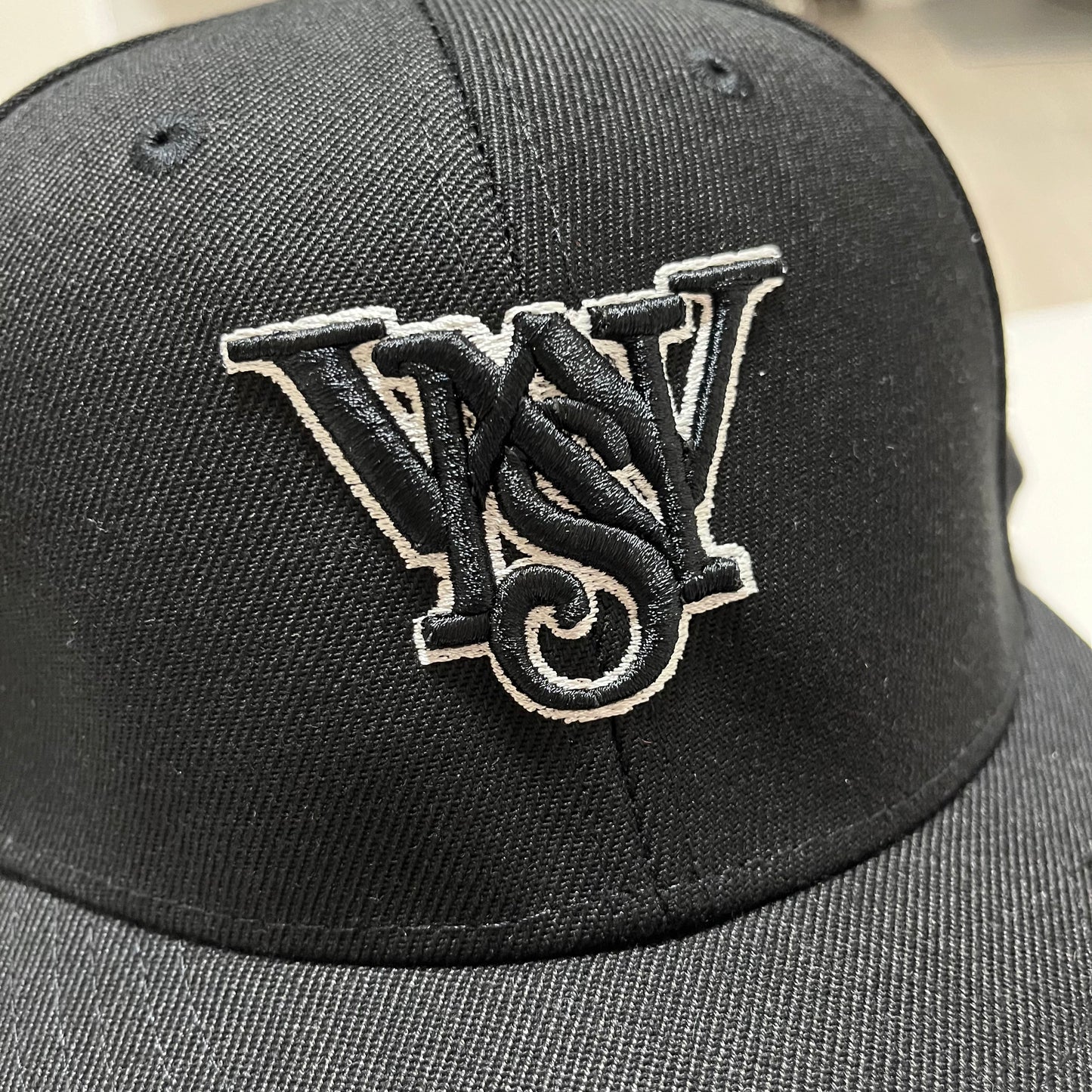 WNS MONOGRAM CAP / BLACK